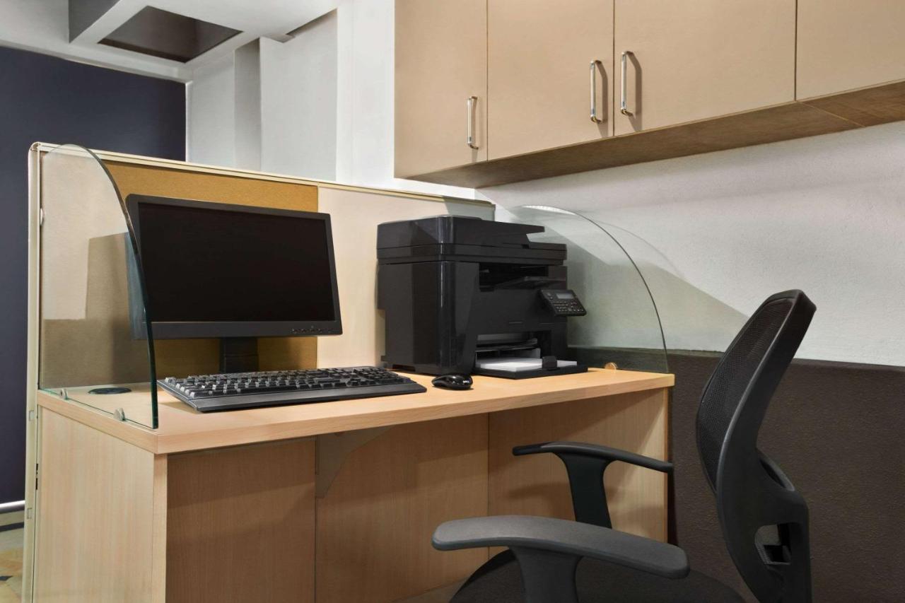 Days Inn & Suites By Wyndham Bengaluru Whitefield エクステリア 写真